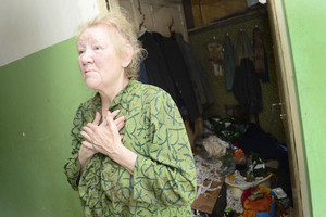 Šiukšles kaupianti vilnietė kaimynus pavertė savo įkaitais