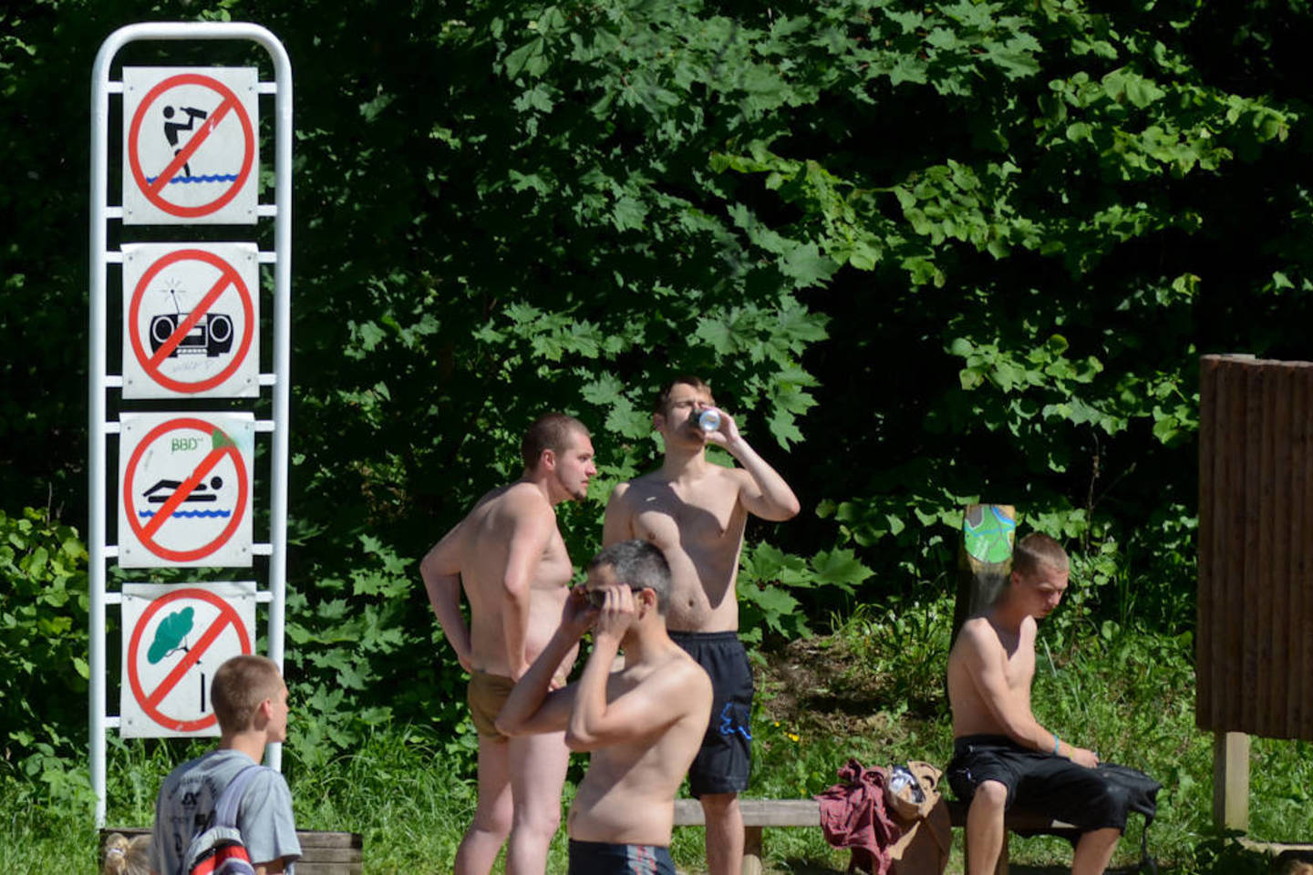 Alkoholį paplūdimiuose geriantys jaunuoliai ir šiukšlių krūvos - pagrindinės Vilniaus paplūdimių bėdos.