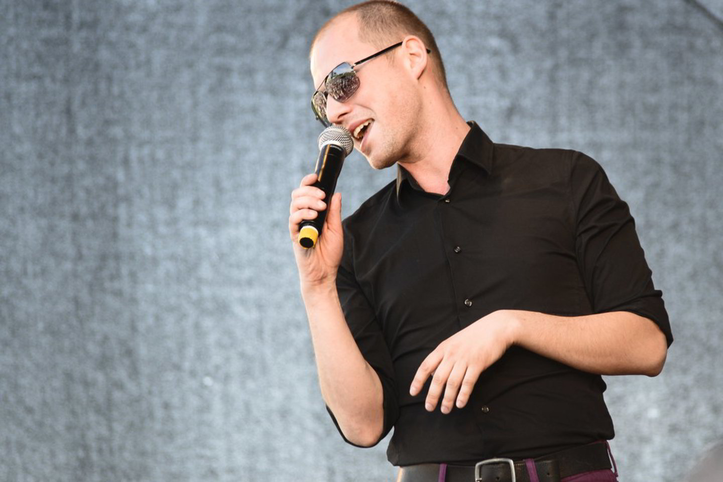 "Nesu naivus – tame konkurse yra povandeninių srovių, rezultatas nebūtinai priklausys nuo to, kaip padainuosi. Kaip ir „Eurovizijoje”, – prieš festivalį "Slavianskij bazar" svarstė Sasha Songas.