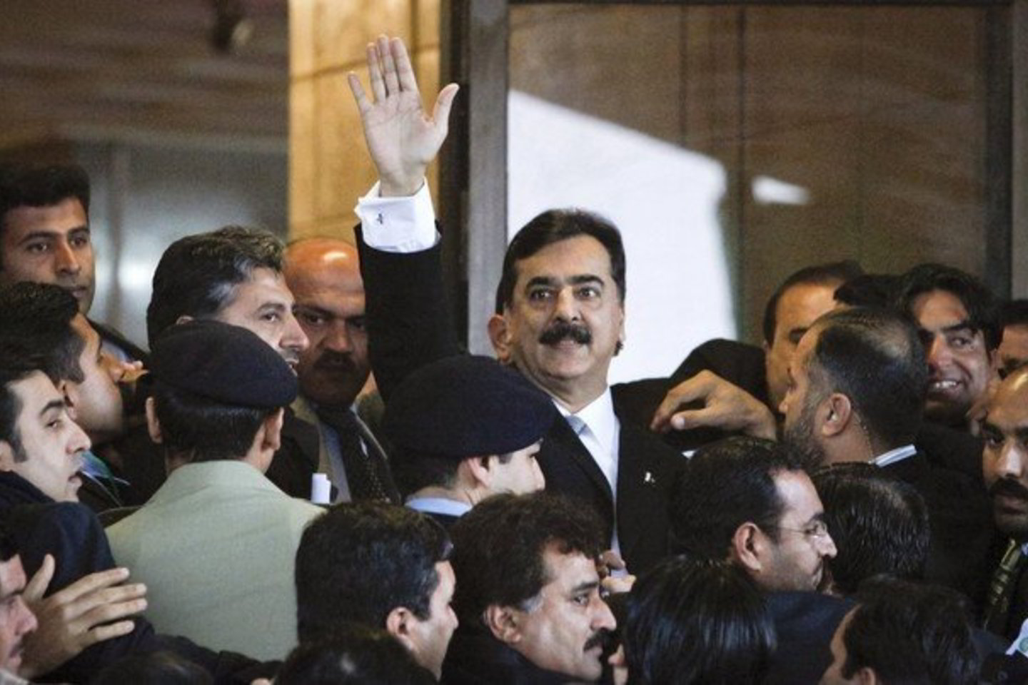 Aukščiausiasis teismas antradienį nuo pareigų nušalino ministrą pirmininką Yousufą Raza Gilani.