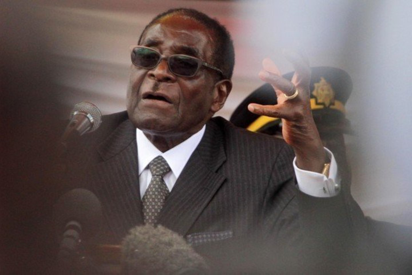 R. Mugabe dažniausiai Zimbabvėje važinėja lydimas 10 apsaugos automobilių.