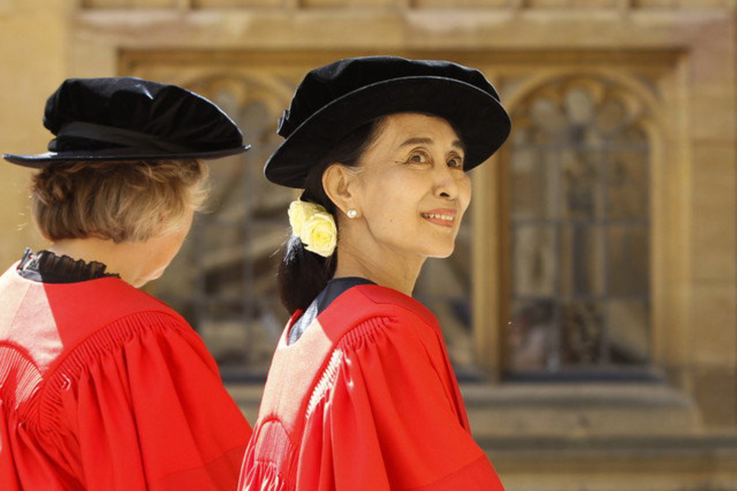 Aung San Suu Kyi vilkėjo raudonu akademiniu drabužiu.