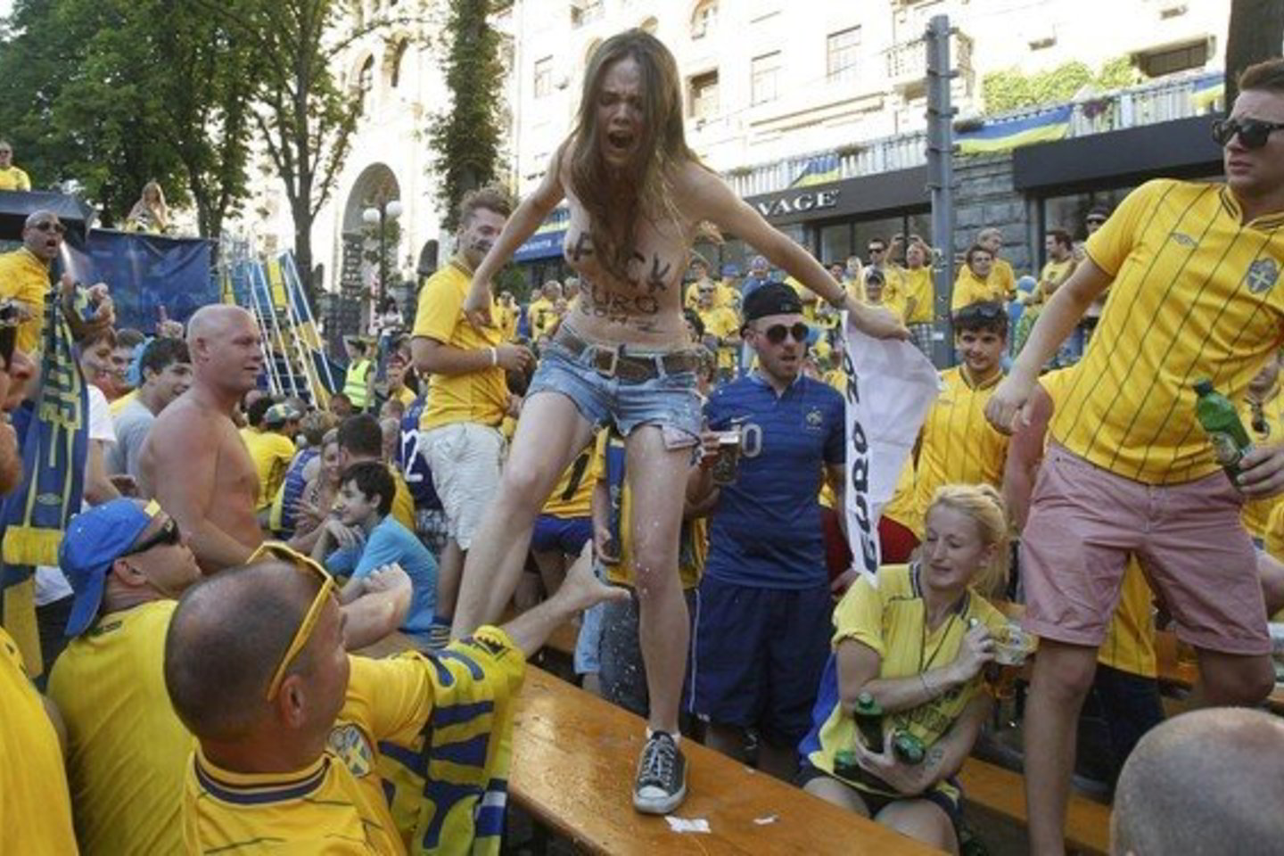 "Femen" surengė protestą Švedijos sirgalių fanų zonoje.