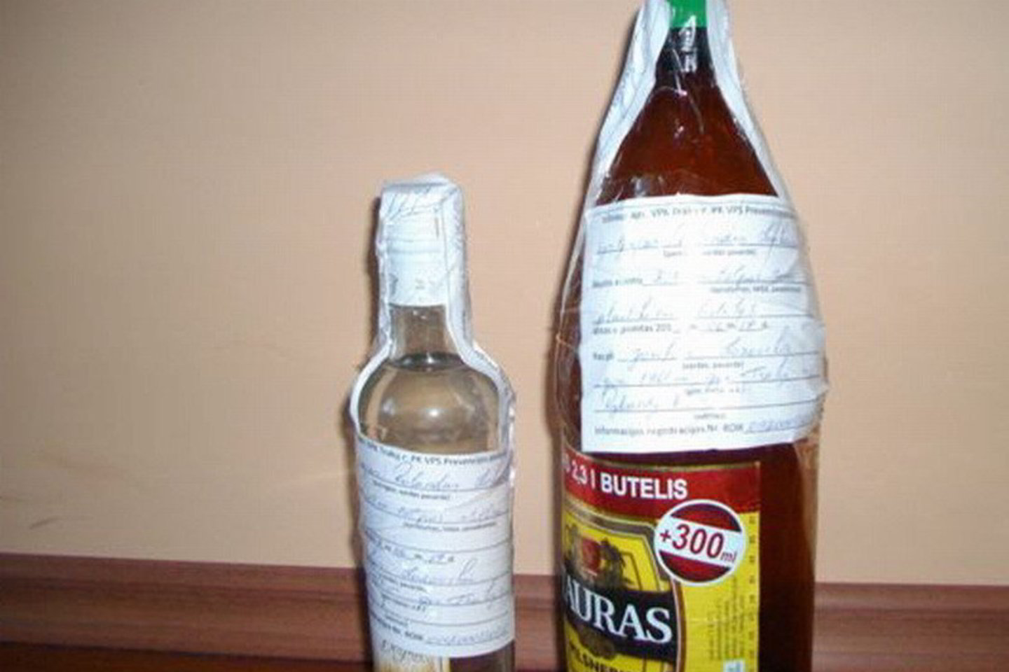 Pareigūnai rado du butelius, kuriuose buvo 0,7 l skysčio, turinčio naminės degtinės kvapą.