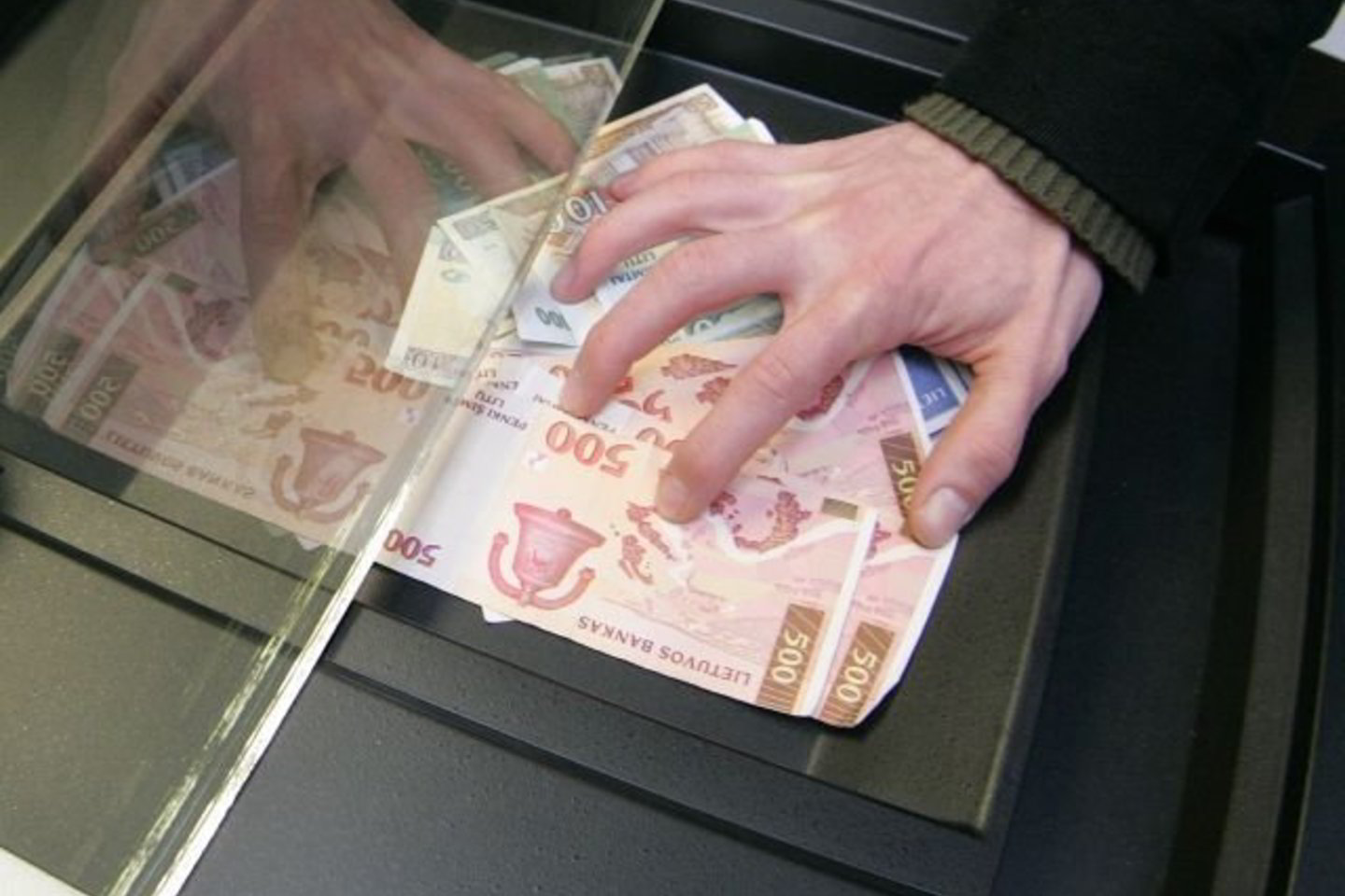 Kontrolės procedūrų metu surinkta informacija parodė, kad kai kurie dideles sumas pinigų skolinę asmenys neturėjo finansinių galimybių tai daryti.