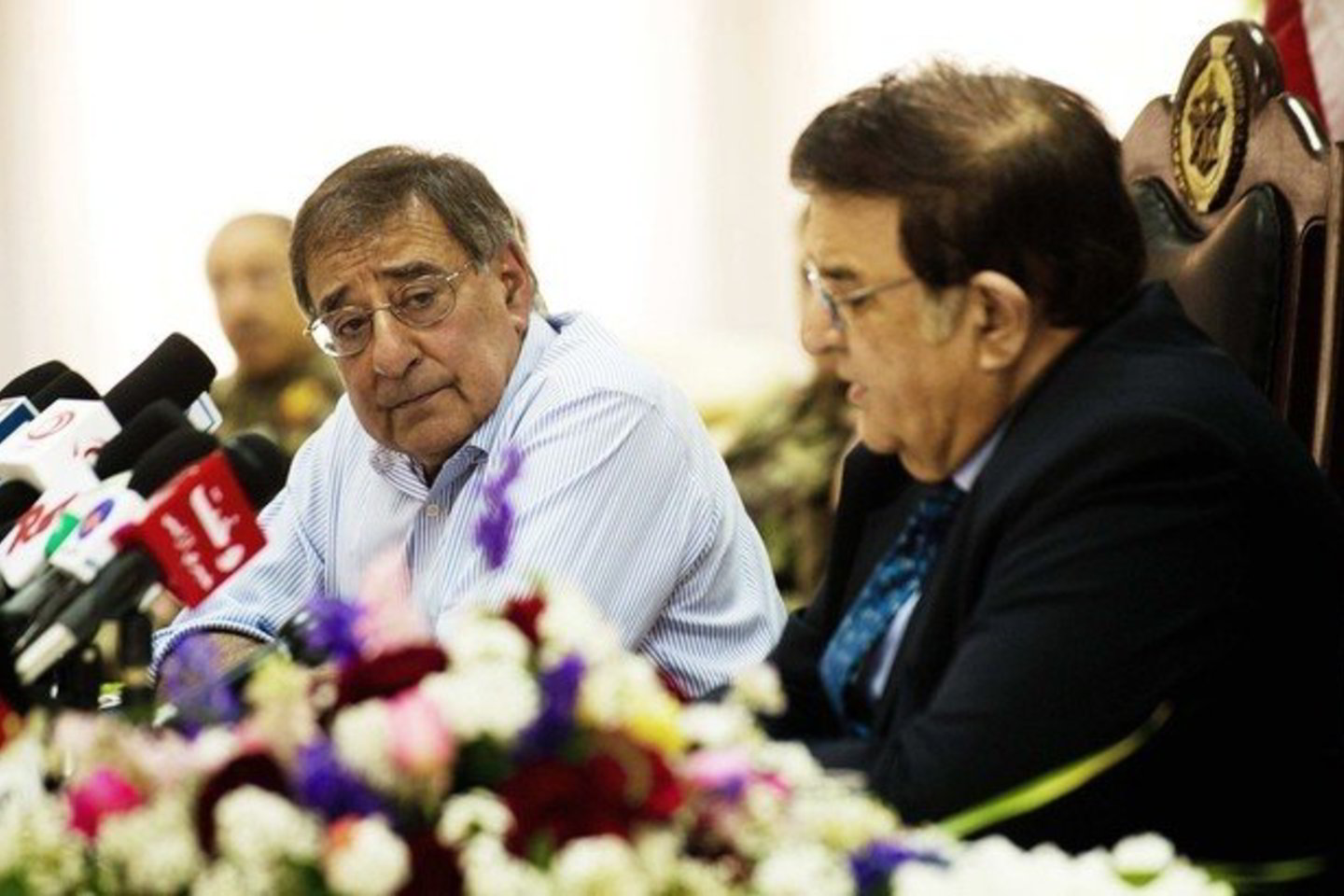 JAV gynybos sekretorius Leonas Panetta (kairėje) per vizitą Kabule sakė, kad pastangos stabilizuoti situaciją Afganistane bus nesėkmingos, kol kovotojai turės saugų prieglobstį kaimyniniame Pakistane.