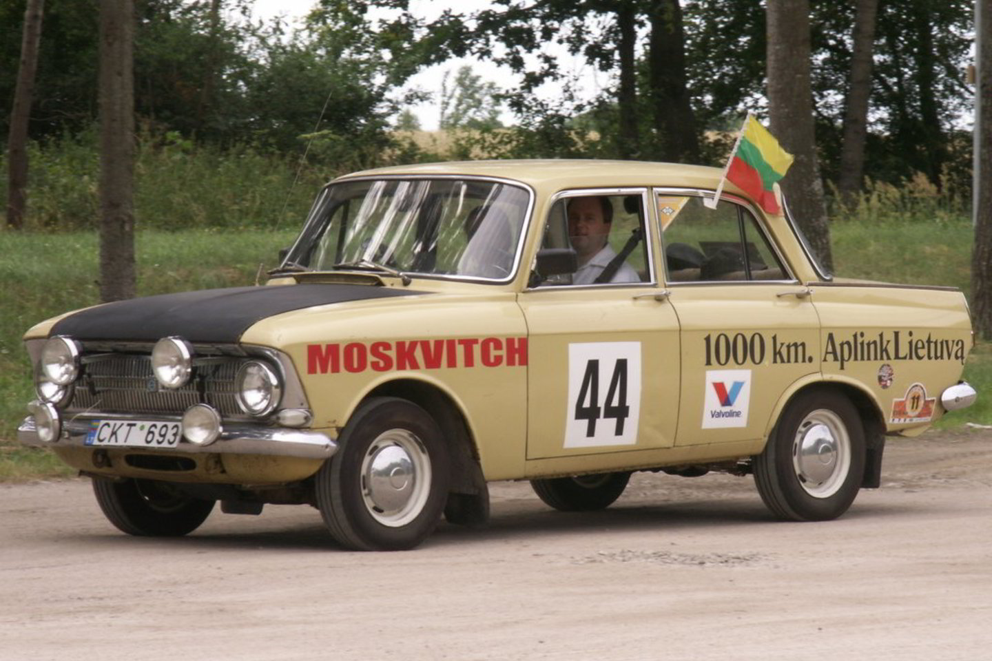 Į kelionę vyksta keturi lietuvių ekipažai – iš Kauno, Salantų ir Vilkaviškio. Visų į kelionę susiruošusių automobilių „Moskvič“ amžius – daugiau nei 30 metų.