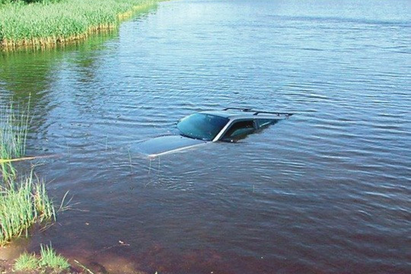 Iš grimztančio automobilio žvejys ropštis neskubėjo – dar atsidarė alaus butelį. Nuovoką praradusį žmogų išgelbėjo netoliese žvejoję vyrai.
