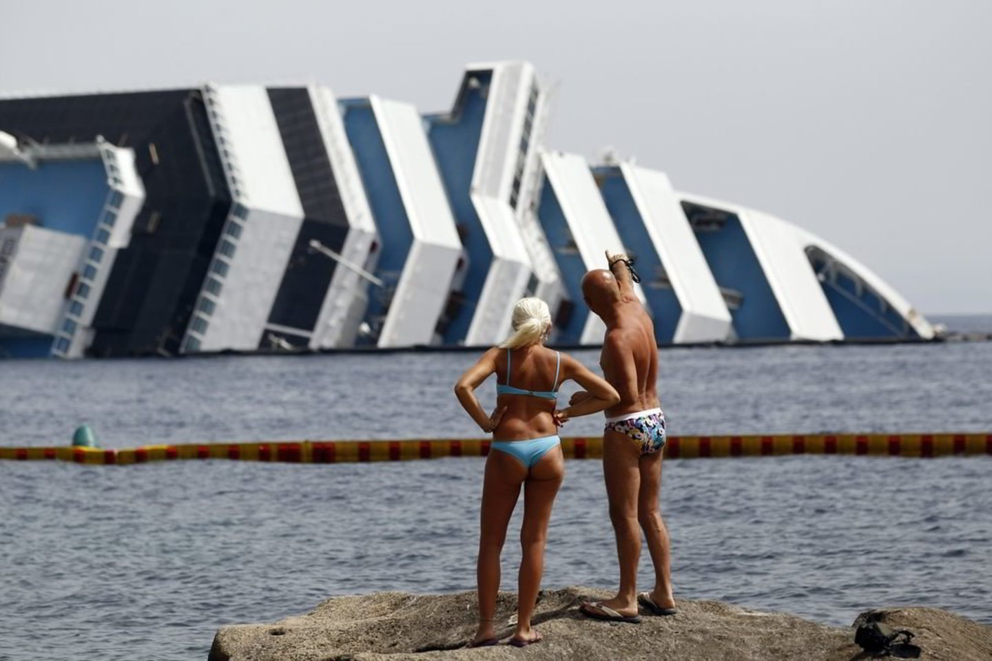 Prie Italijos Džiljo salos pradedami sausį nuskendusio kruizinio lainerio "Costa Concordia" iškeldinimo darbai, kurie truks apie metus.