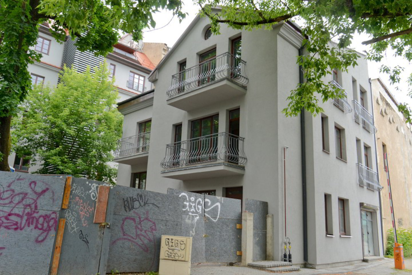 Skandalinga sostinės Teatro gatvėje vietoje garažo iškilusio dvibučio namo istorija, į kurią buvo įsivėlusi ir Seimo narė Aurelija Stancikienė, dar nebaigta.
