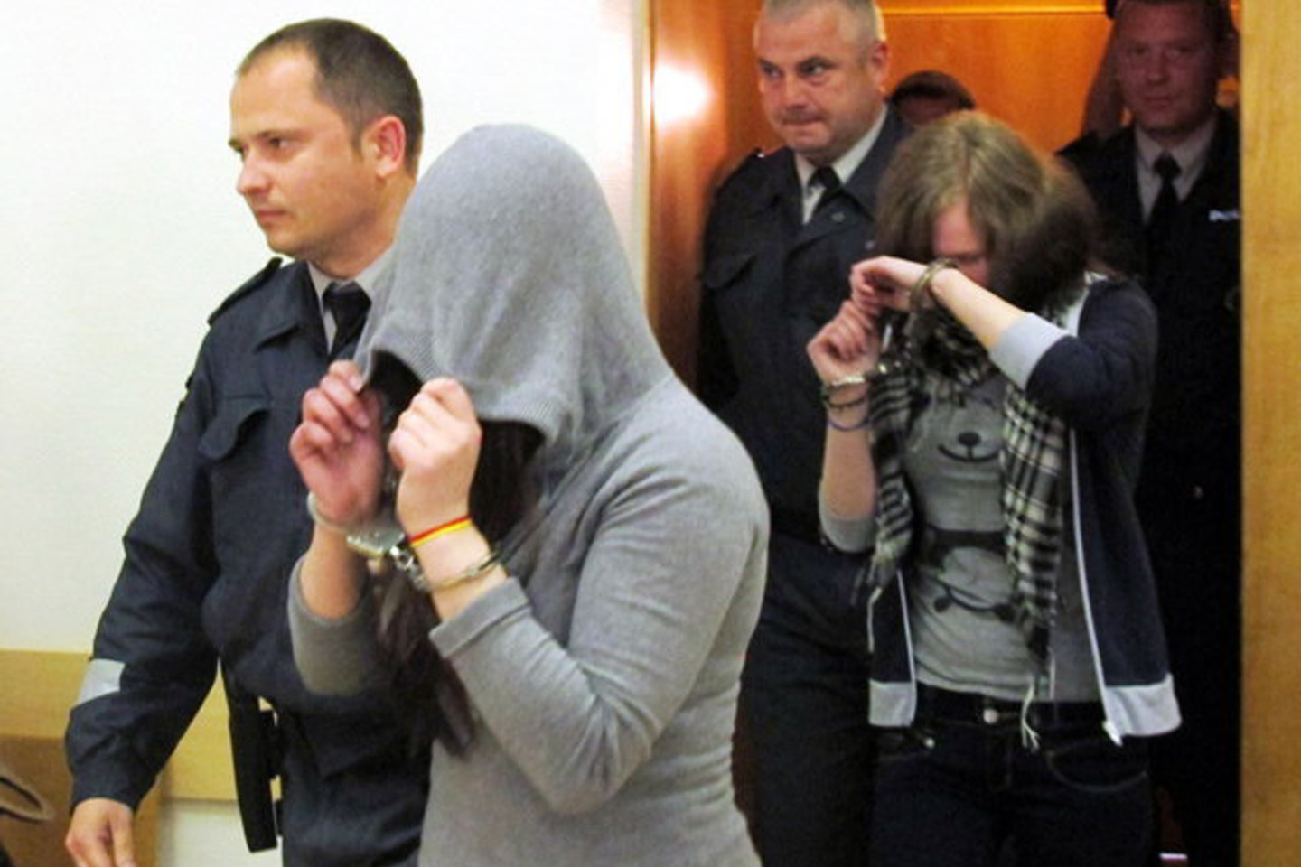 V. Vaitiekaitytė veidą slėpė po gobtuvu, o V. Lietuvninkaitė jį dengėsi rankomis.