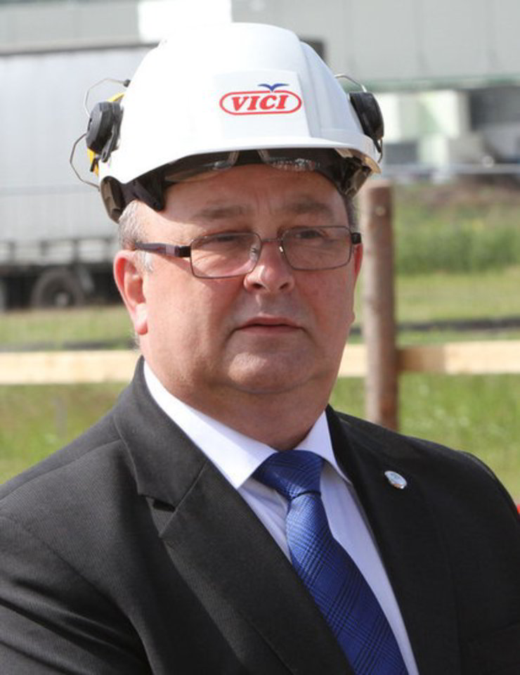 „Galvodami apie perspektyvą, nes darbuotojų reikia ne tik šiandien, jų reikės ir ateityje, pasirašėme bendradarbiavimo susitarimą su Plungės technologijų ir verslo mokykla“ – sakė „Vičiūnų“ įmonių grupės vadovas V. Matijošaitis.