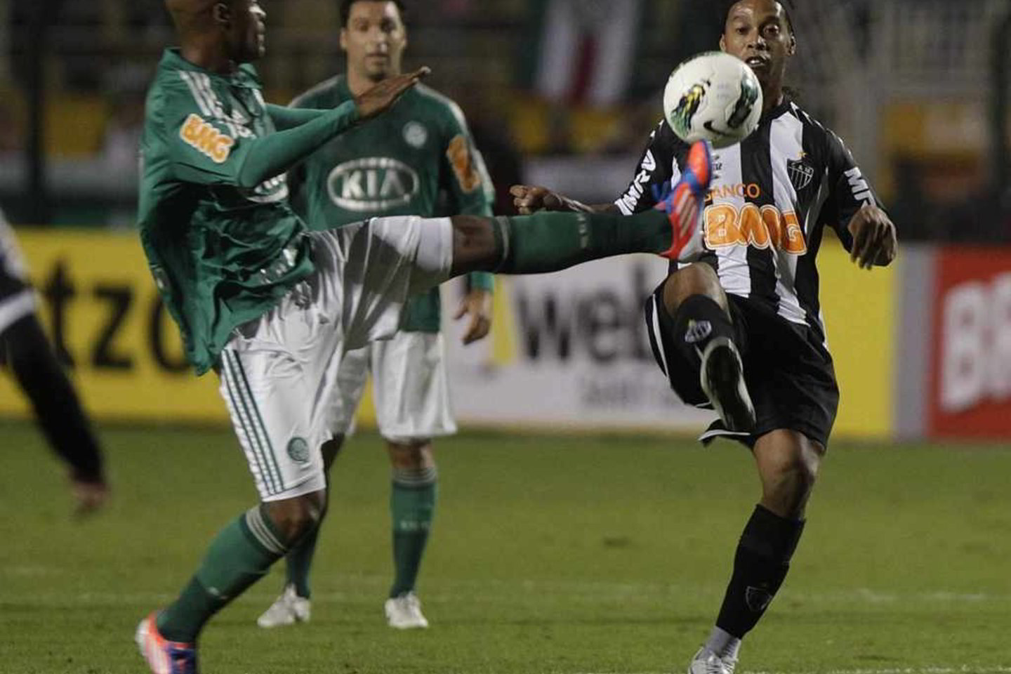 "Palmeiras" (žali marškinėliai) žengė į finalą