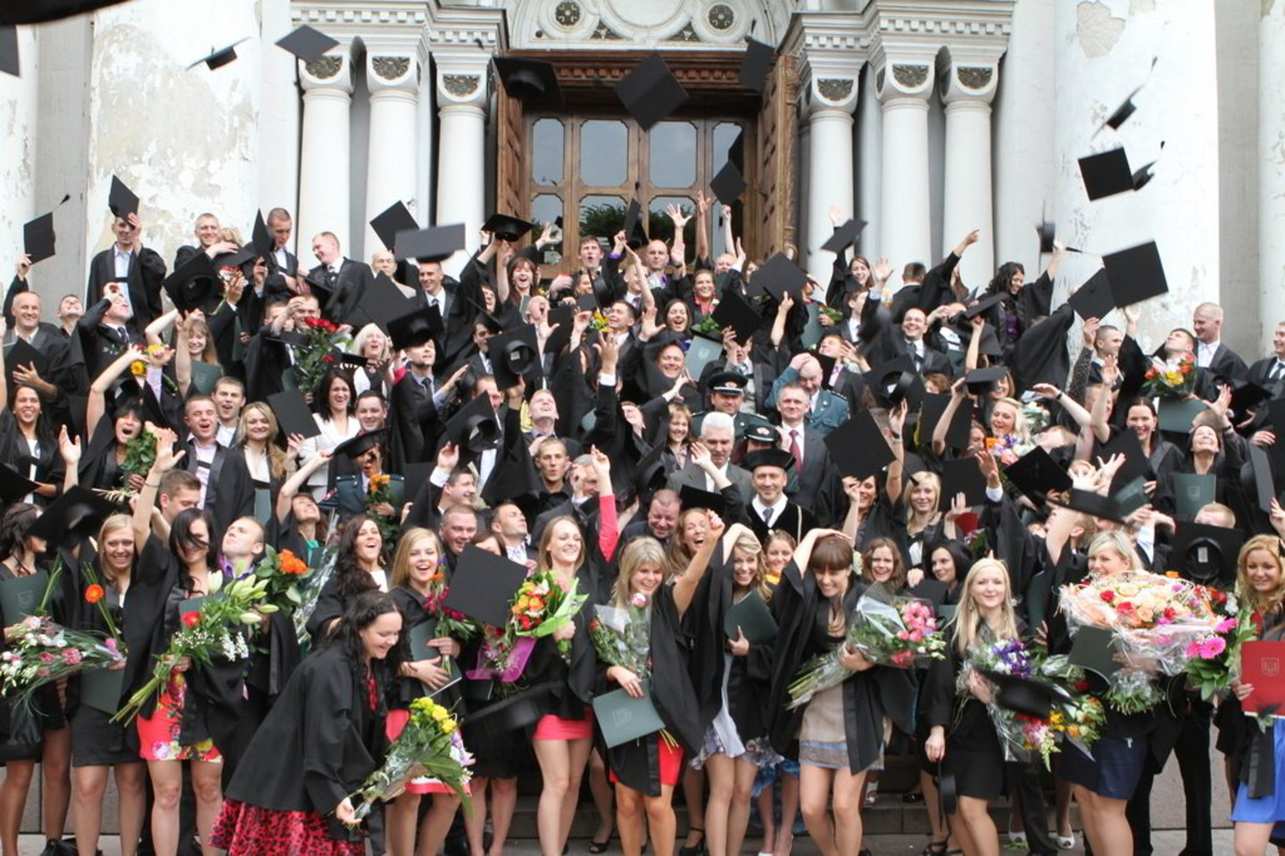 Už bakalauro ar magistro diplomo, jo priedėlio parengimą, atspausdinimą ant dokumentams skirto popieriaus ar kietą diplomo viršelį iš studentų prašoma iki 125 litų.