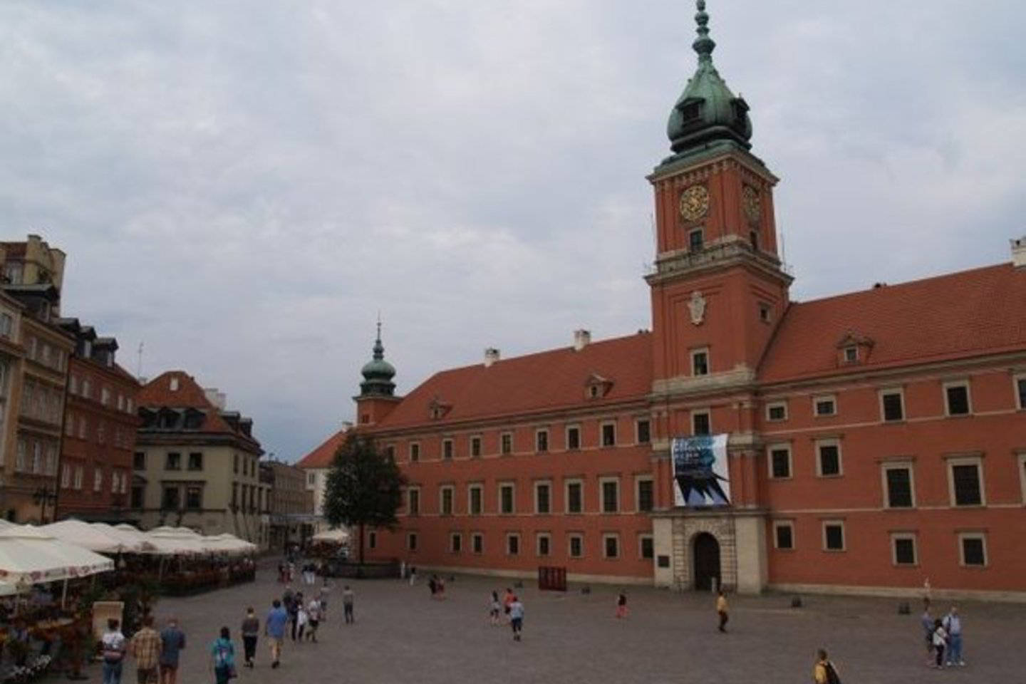 Karalių pilis Varšuvoje buvo pastatyta ant aukšto upės kranto tikintis, kad tai padės jai išvengti Ujazdovo pilies likimo.