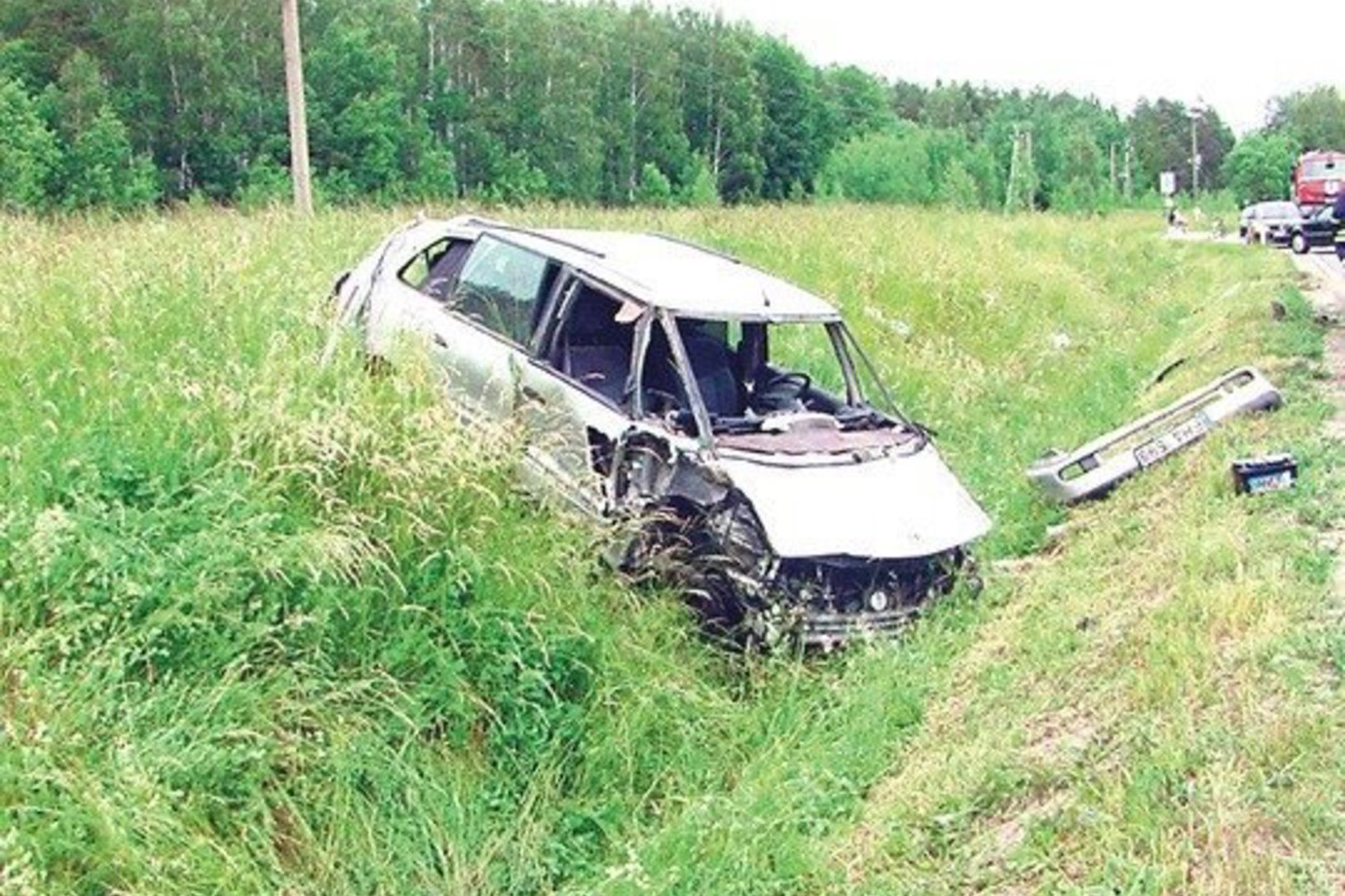 Keletą kartų apsivertęs vienatūris „Renault Espace” liko smarkiai sumaitotas. Automobilio dalys aplinkui išlakstė keliasdešimties metrų spinduliu.