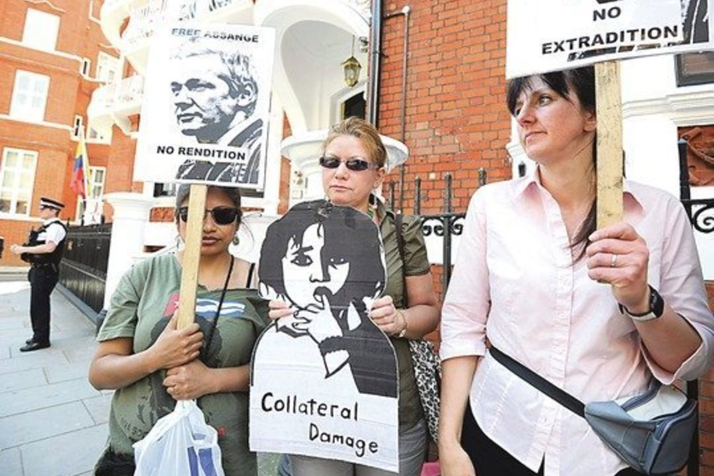 Prie Ekvadoro ambasados būriavosi J. Assange’o rėmėjai ir jį sučiupti norintys pareigūnai.