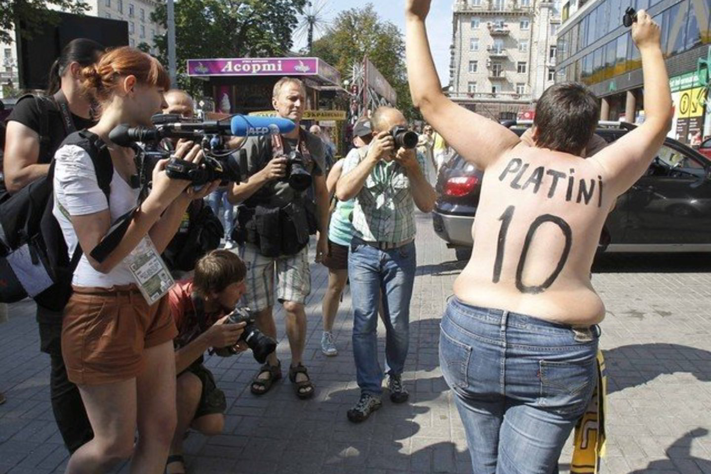 „Femen“ reguliariai organizuoja protestus prieš politinį neteisingumą, socialinę nelygybę, moterų išnaudojimą.
