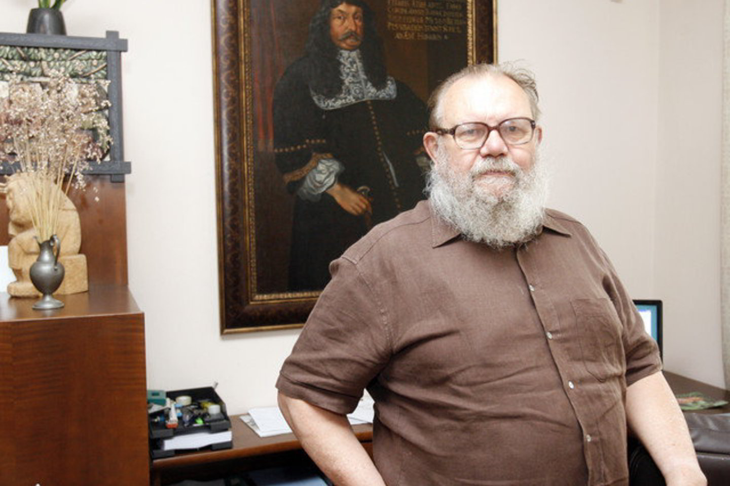 Profesorius K. Almenas pokalbio metu pacitavo vieną teologą teigusį, kad Dievas labai mylėjo branduolinę energiją ir sukūrė jos tiesiog neįsivaizduojamai daug.