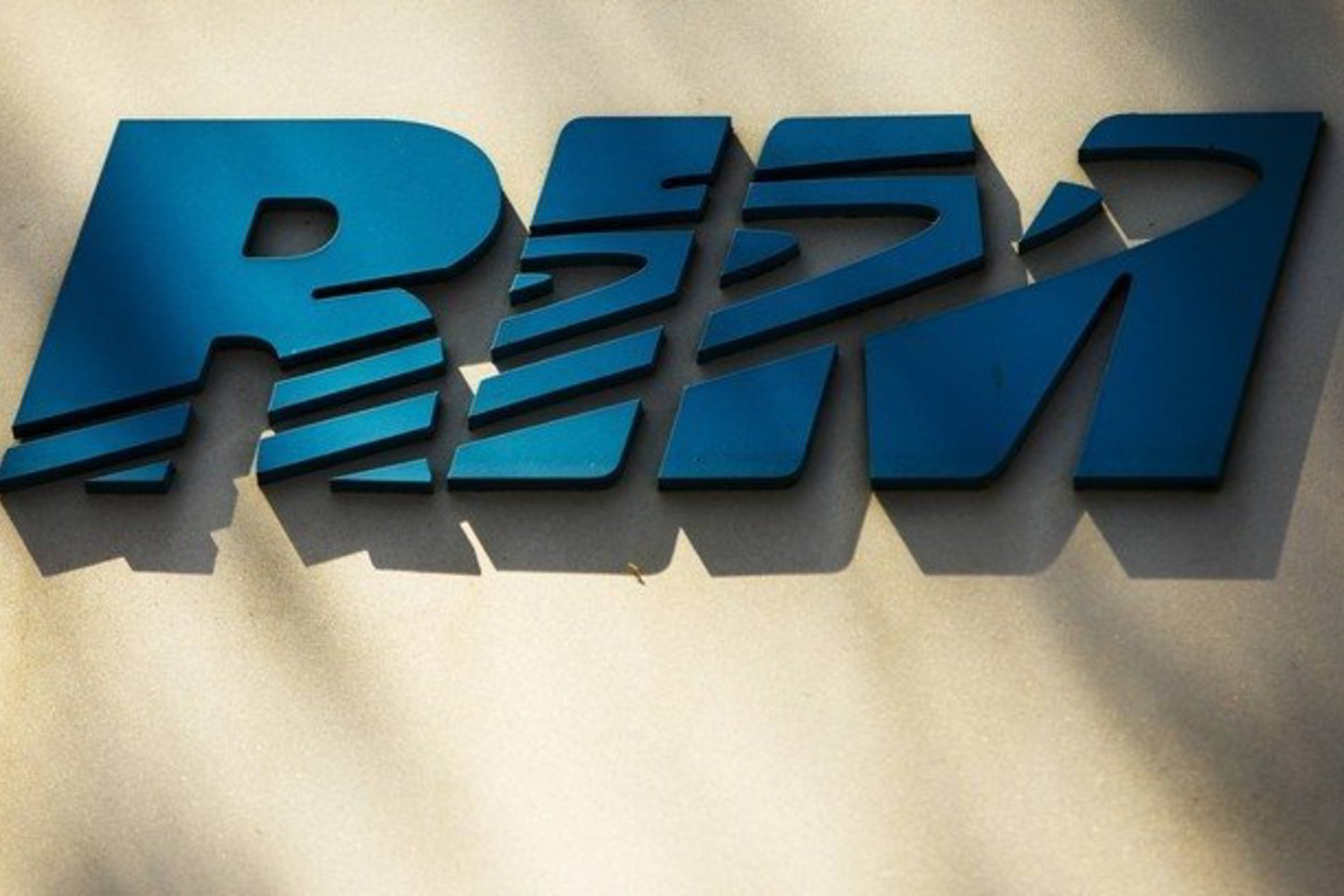 Kaip nurodo „The Verge“, pastaruosius kelis mėnesius RIM vadovas Thorstenas Heinsas ne kartą skelbė, kad kompanija neketina pardavinėti savo akcijų užsienio investuotojams.