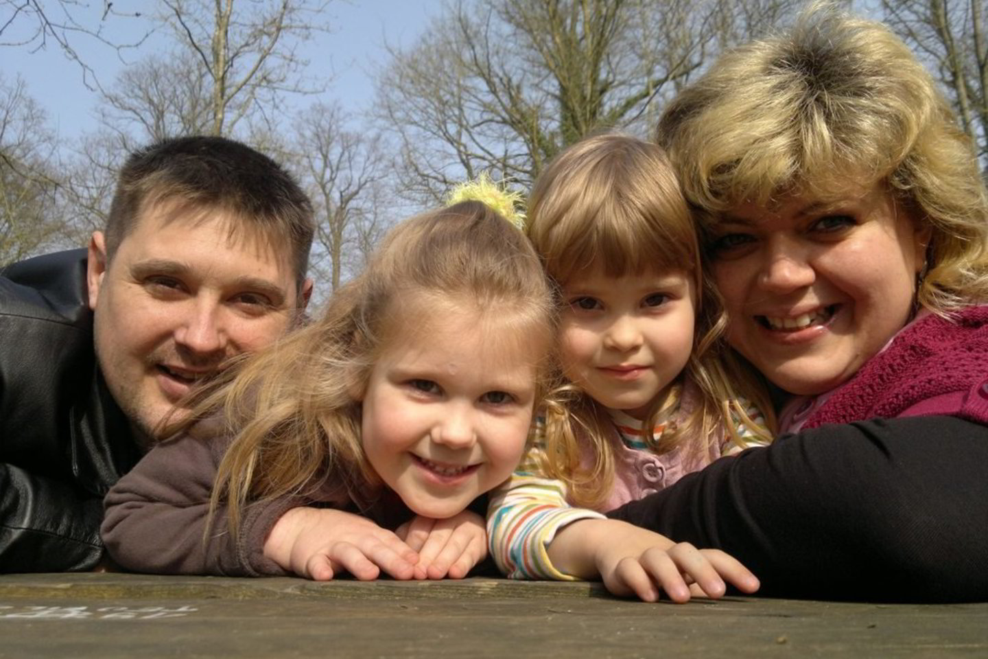 Irina ir Evaldas Legacinskai su dukrytėm Karolina ir Samanta - laisvadienis Salcey miške, balandis. Šeima gyvena Didžiojoje Britanijoje.