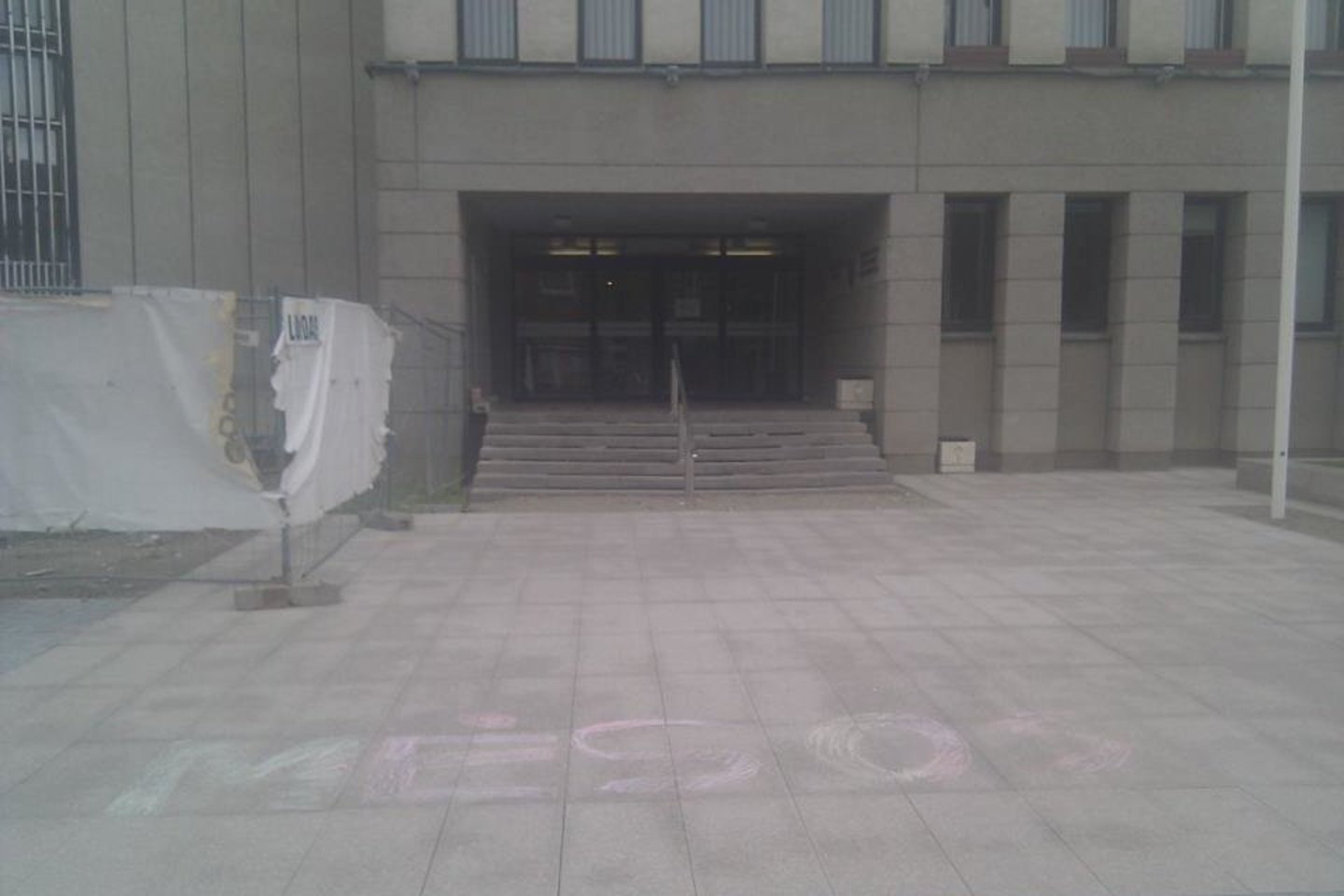 Pasišaipydami iš D. Kedžio šalininkų alytiškiai prie miesto savivaldybės užrašė "Mėsos".