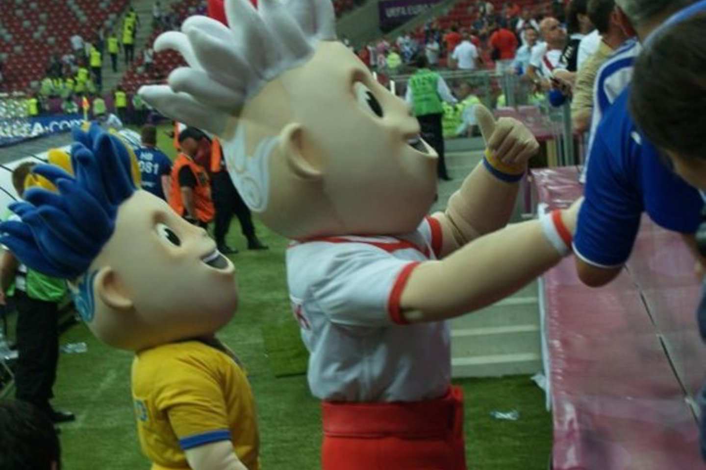 Oficialūs „Euro-2012” talismanai, lenkas Slavekas ir ukrainietis Slavko žiūrovus ir žaidėjus vis dar sveikina kartu, ignoruodami nevykusį incidentą