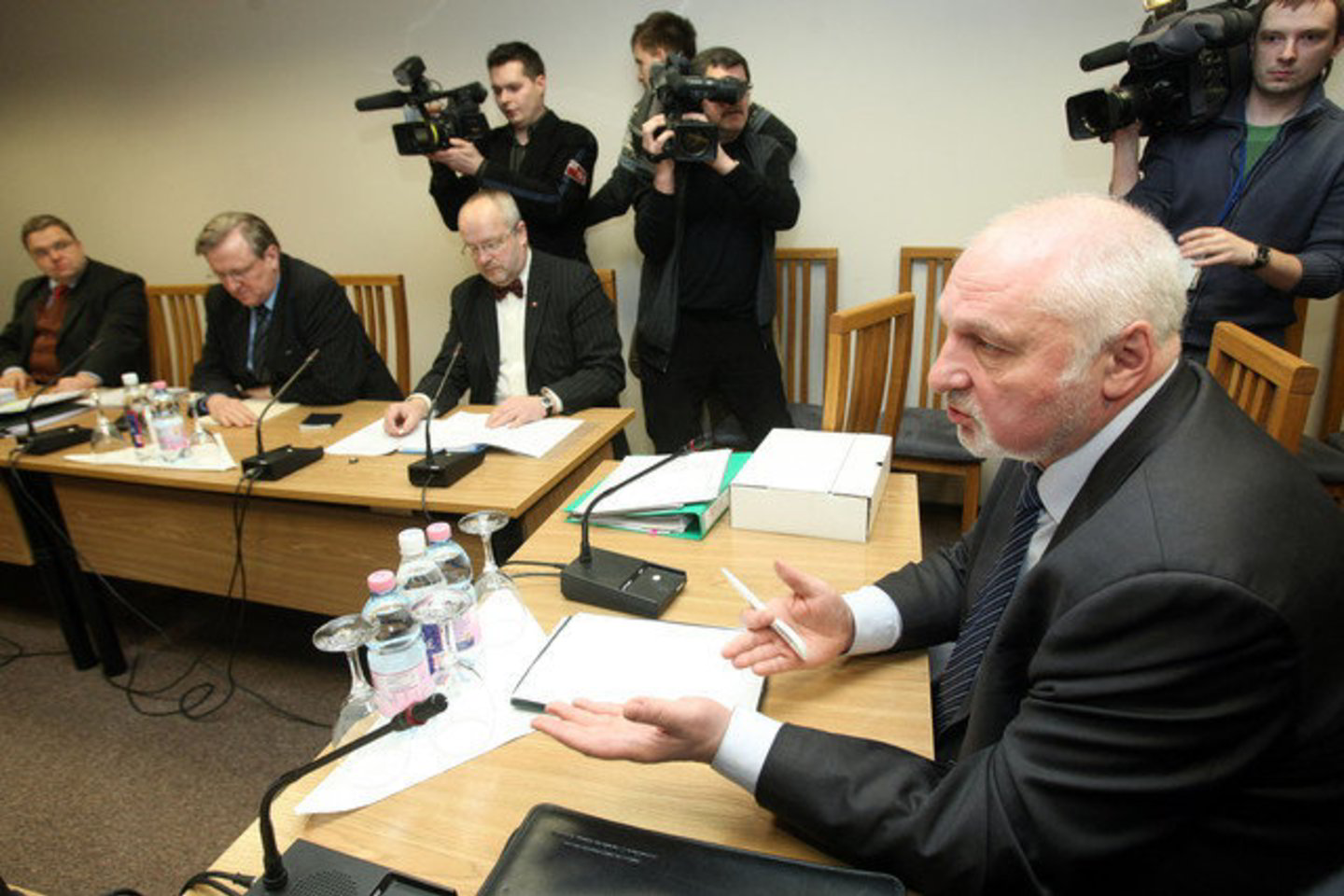 Iš viso „Snoro“ komisijoje dirbo 12 narių, po pusę jų sudarė valdančiųjų ir opozicijos atstovai.