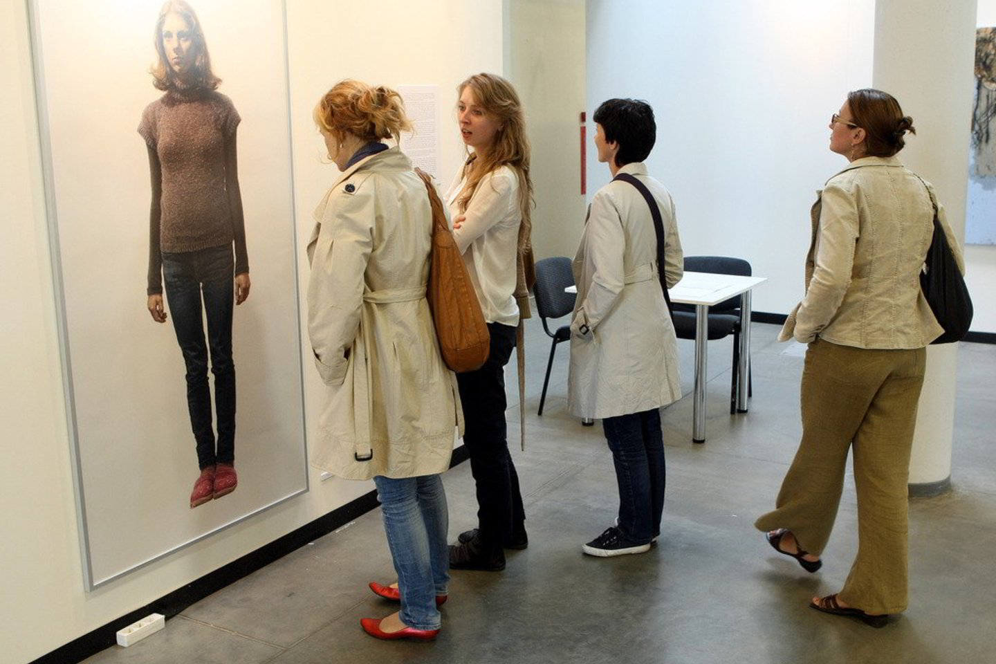 A. Gataveckas, įvertintas už didelės apimties projektą „Poveikis“, sukūrė viso ūgio fotorealistinius jaunuolių, gyvenančių Alytaus vaikų globos namuose, portretus.
