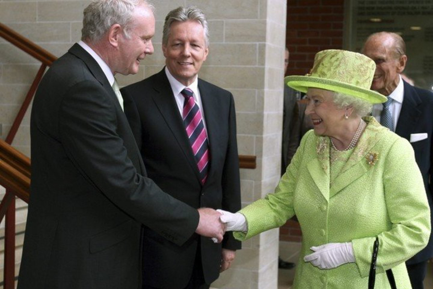 M. McGuinnesso airių nacionalistų partija „Sinn Fein“ ilgą laiką atsisakydavo bet kokių kontaktų su britų karališkaisiais asmenimis.