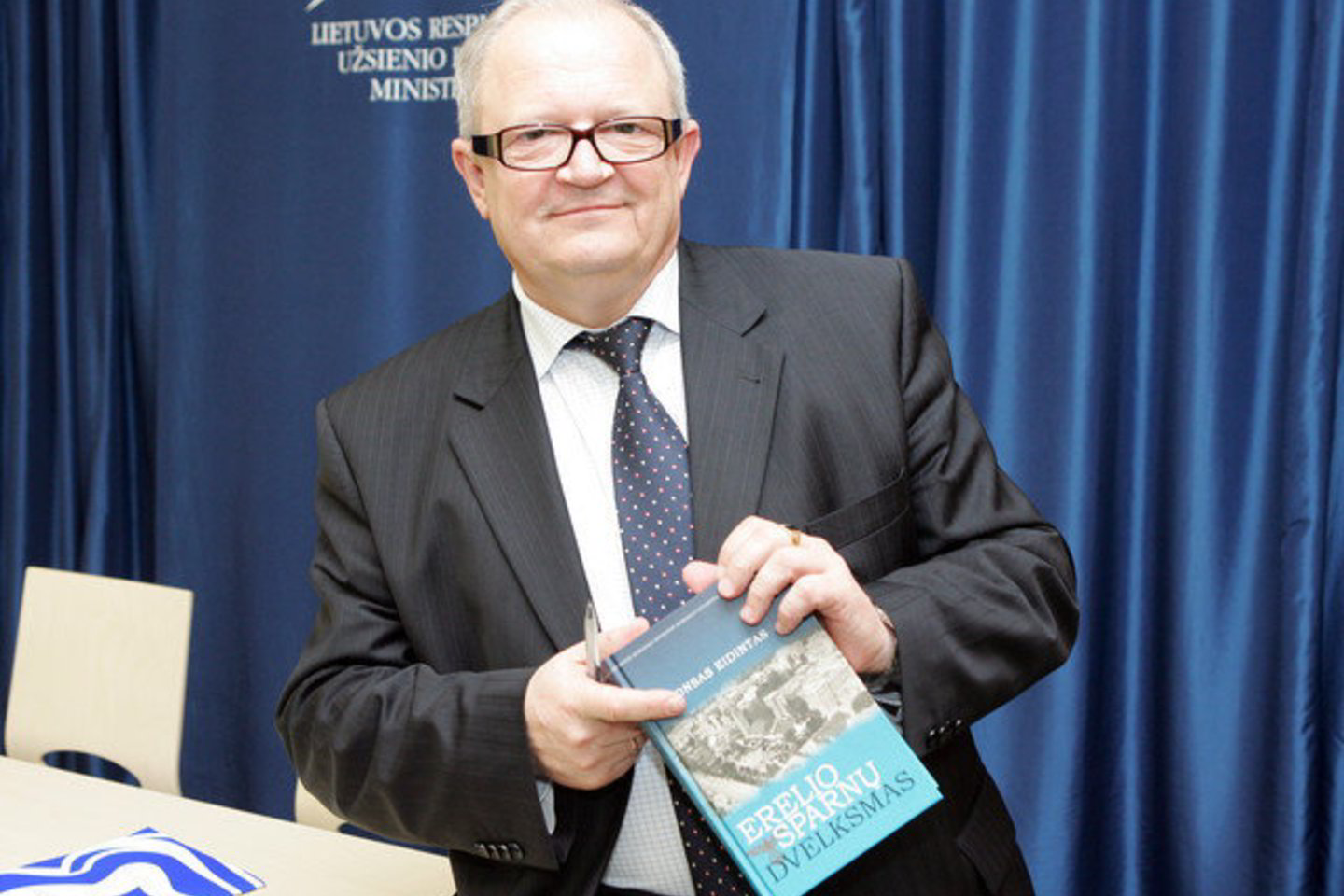 A. Eidintas yra istorikas, habilituotas humanitarinių mokslų daktaras, parašęs daug istorinių studijų, monografijų.