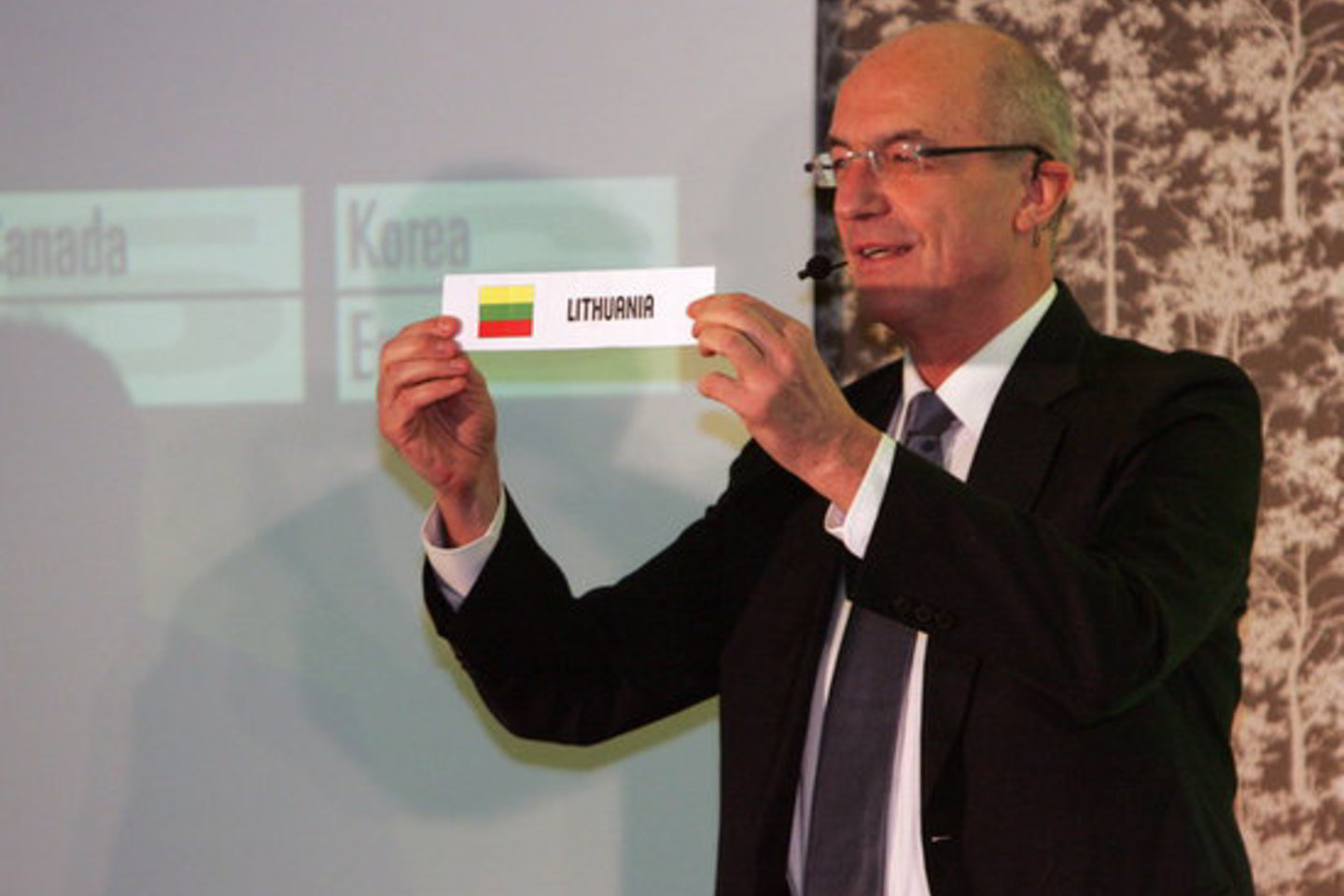 FIBA sporto direktorius Liubomiras Kotleba burtų traukimo ceremonijoje.