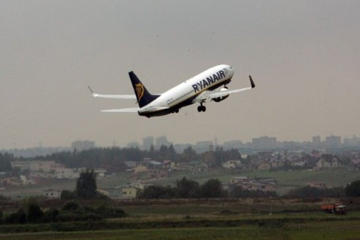 Didžiausios Europoje pigių skrydžių kompanijos „Ryanair“ vadovai nutarė iš Kauno į Vilnių perkelti skrydžius į Milaną, Barseloną ir Paryžių.