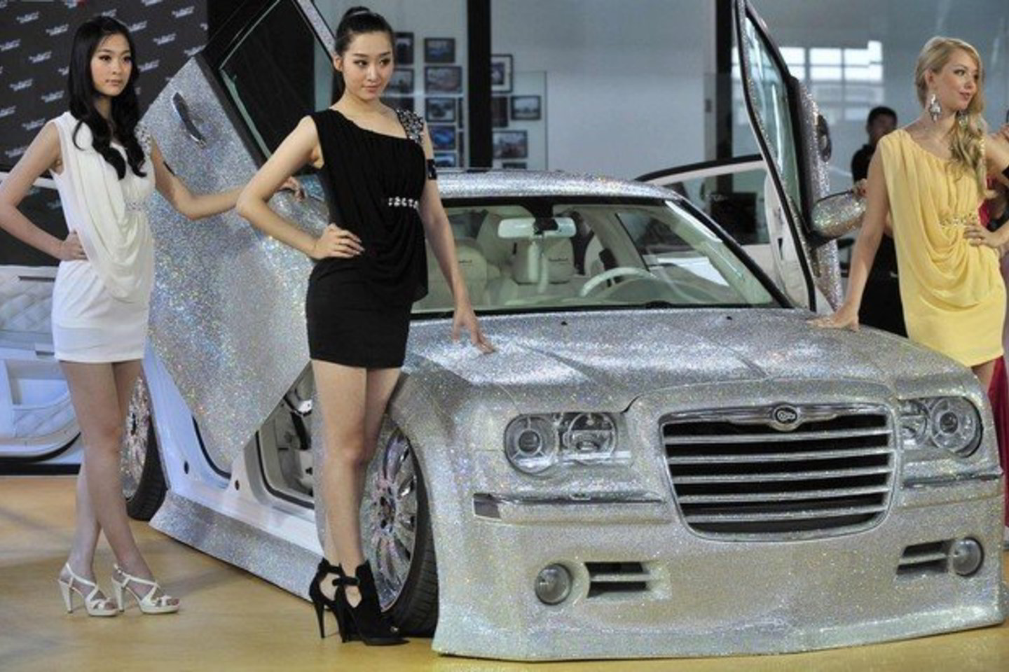Ant šio automobilio sudėtų kristalų vertė yra 157 tūkstančiai JAV dolerių (per 400 tūkstančių litų).
