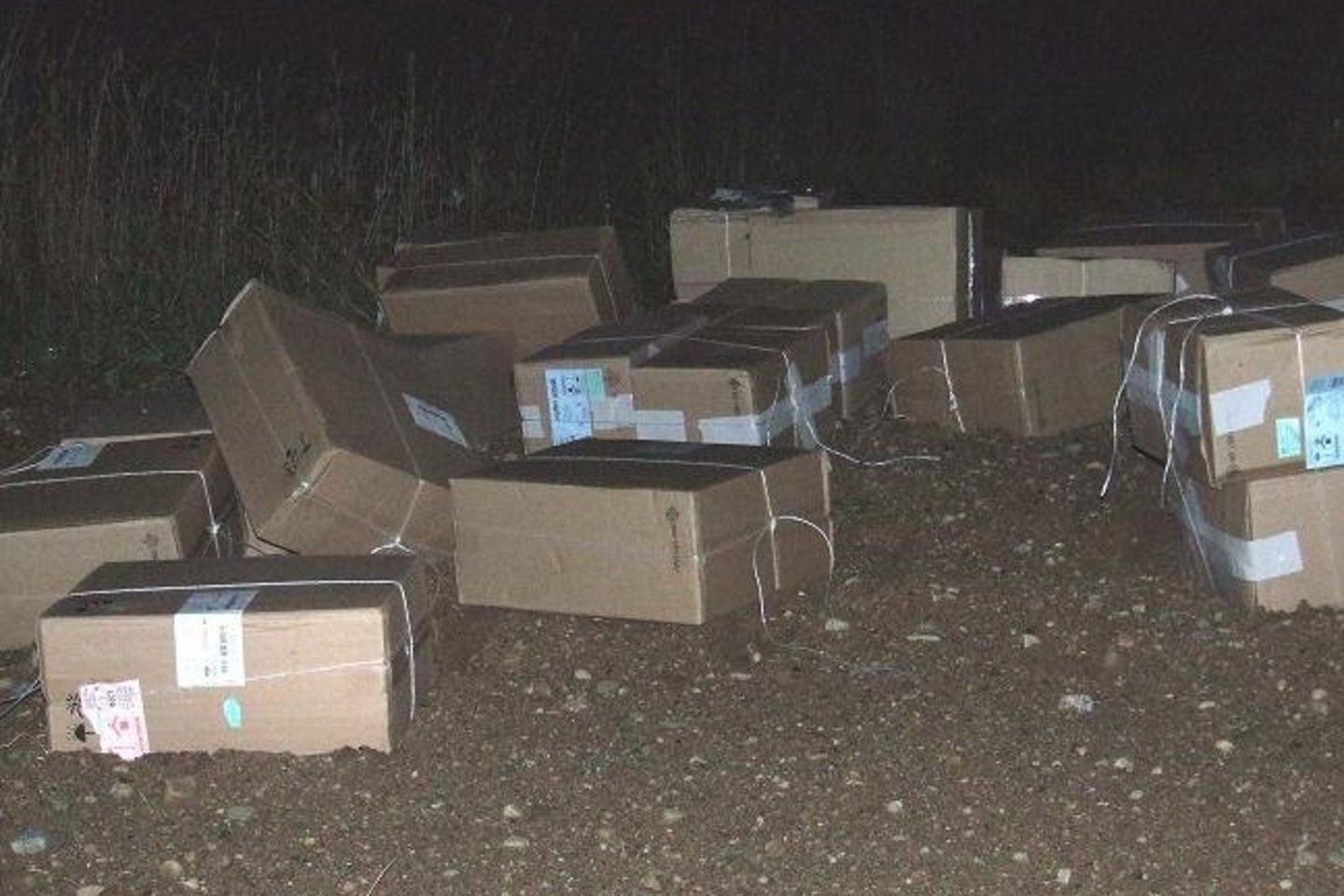 Iš kaimyninės šalies per sieną į Lietuvą naktį buvo atnešti 34 tūkst. pakelių baltarusiškų rūkalų.