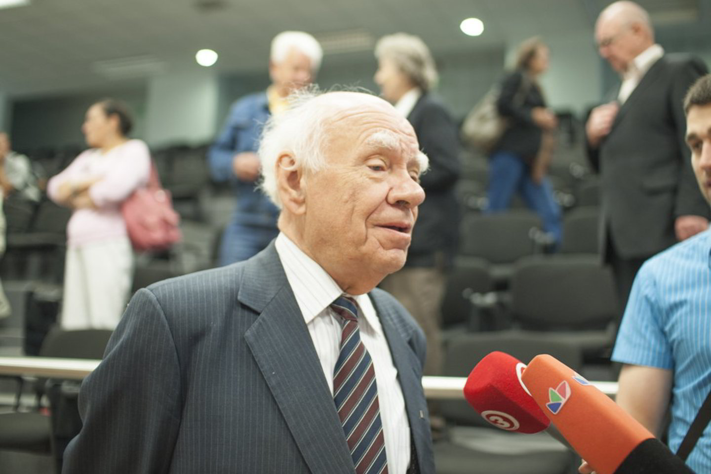 B. Genzelis teismui įrodinėjo, kad prieš juos įvykdyta provokacija, kuria siekiama kelti sumaištį, nepasitikėjimą įstatymais ir Konstitucija.