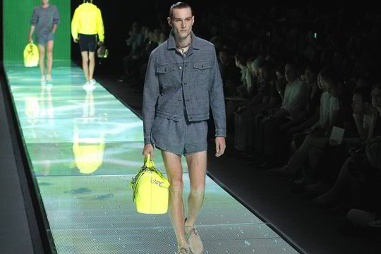 Paryžiaus mados savaitė: „Louis Vuitton” vyrus kviečia ant jachtos denio