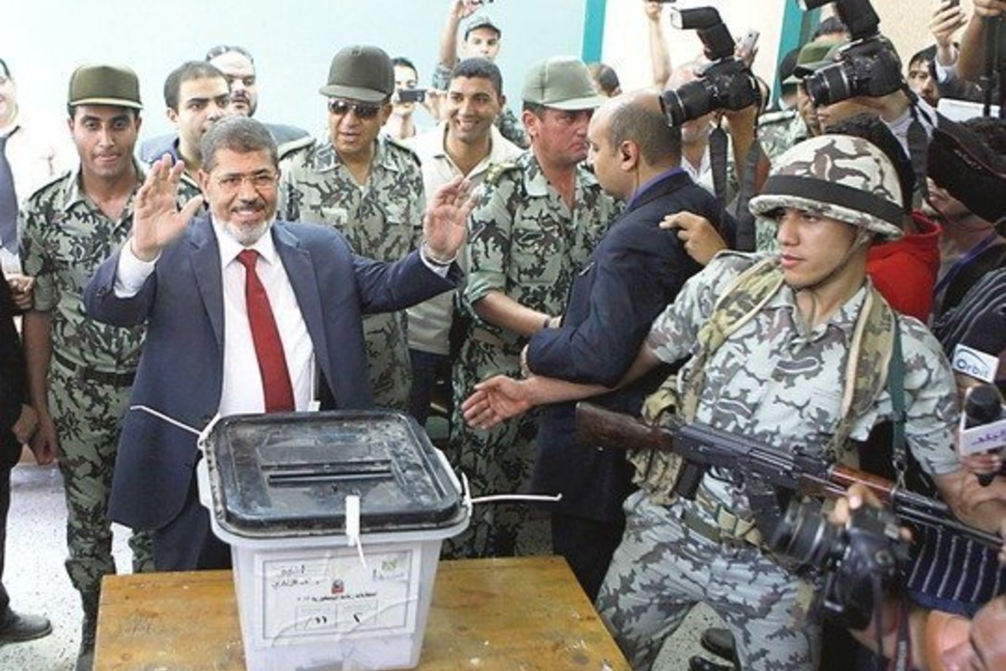 Prezidento rinkimus laimėjęs M.Mursi džiaugiasi, nors reali valdžia Egipte iki šiol priklauso jį supantiems kariškiams.