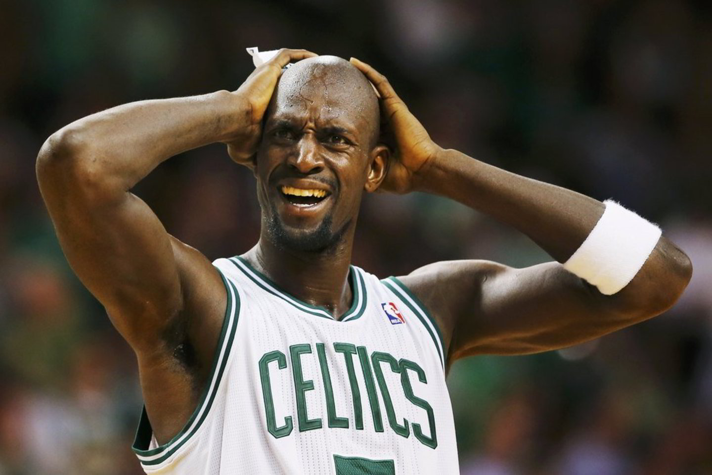 JAV žiniasklaida skelbia, jog „Boston Celtics“ žvaigždė K. Garnettas apie savo norus nekabinti sportinius batelius ant vinies pranešė klubo vadovams ir pradėjo derybas dėl naujos sutarties.