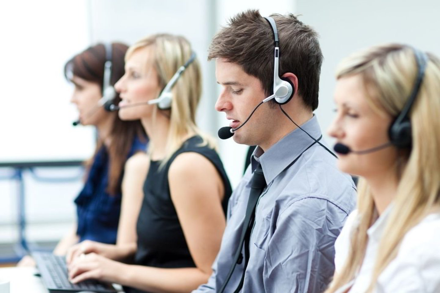 Pardavimų vadybininkų telefonu atlyginimas neturi ribų. 123RF nuotr.