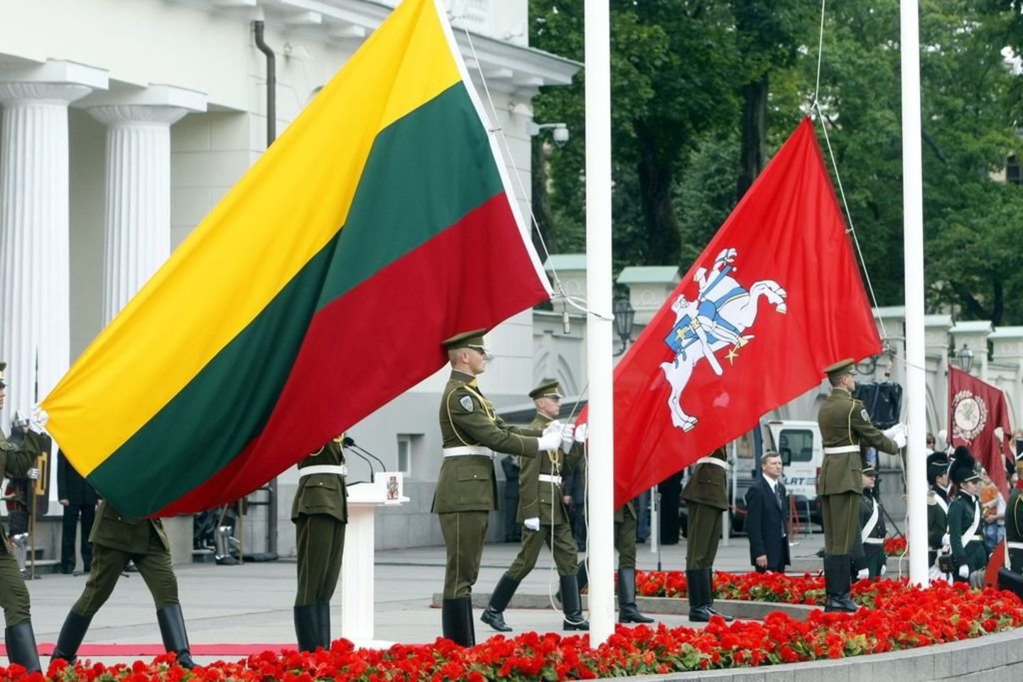 Naujojo įstatymo projekte išskiriamos trys valstybės šventės: Lietuvos valstybės atkūrimo diena - vasario 16-oji, Lietuvos nepriklausomybės atkūrimo diena - kovo 11-oji, valstybės (Lietuvos karaliaus Mindaugo karūnavimo) diena – liepos 6-oji.