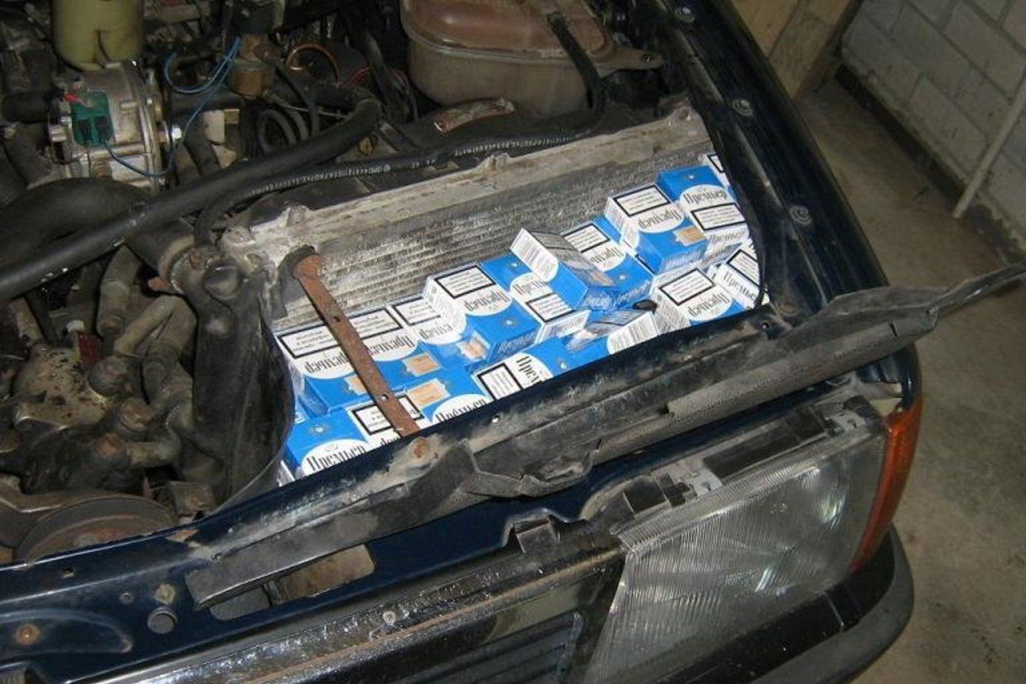 Šalčininkų rajono gyventoja automobilio slėptuvėse iš Baltarusijos į Lietuvą bandė įvežti beveik 2 tūkst.pakelių cigarečių.