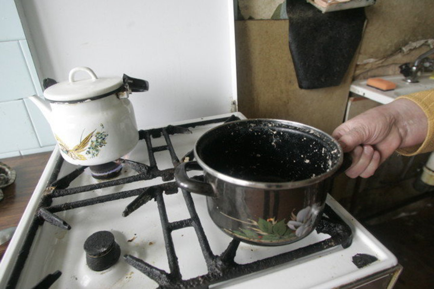 Įėjus į stipriai uždūmintą buto patalpą gaisro nebuvo, ant dujinės viryklės svilo puodas su maistu, o ant grindų gulėjo moteris be gyvybės ženklų.