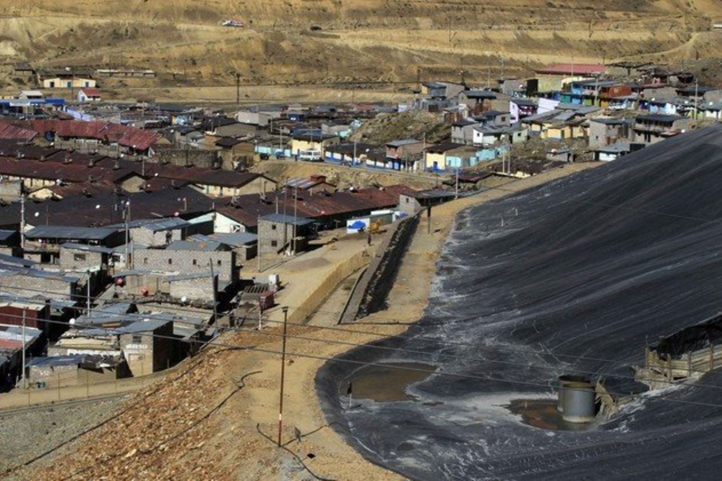 Bendrovė „Newmont“ dėl panašių protestų praėjusiais metais laikinai sustabdė darbus.