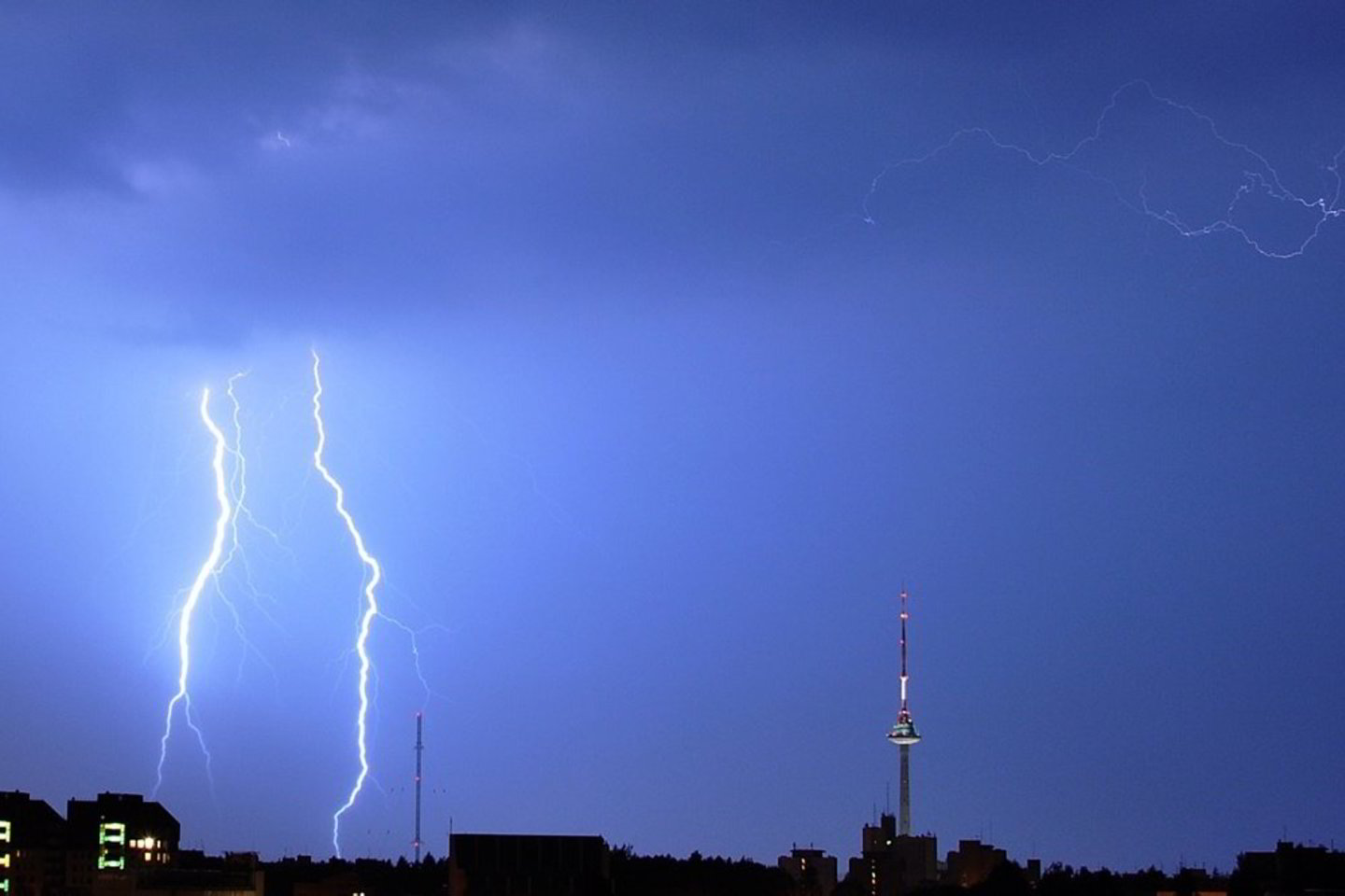 Žaibai ir perkūnija Vilnių drebino gerą valandą.