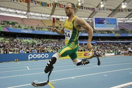 Bėgikas amputuotomis kojomis O. Pistoriusas pasirodys Londono žaidynėse