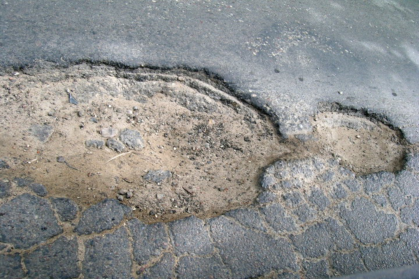 Arūnas nufotografavo duobes Kauno rajono keliuose, Rokuose ir kelyje nuo Rokų iki Kauno hidroelektrinės.