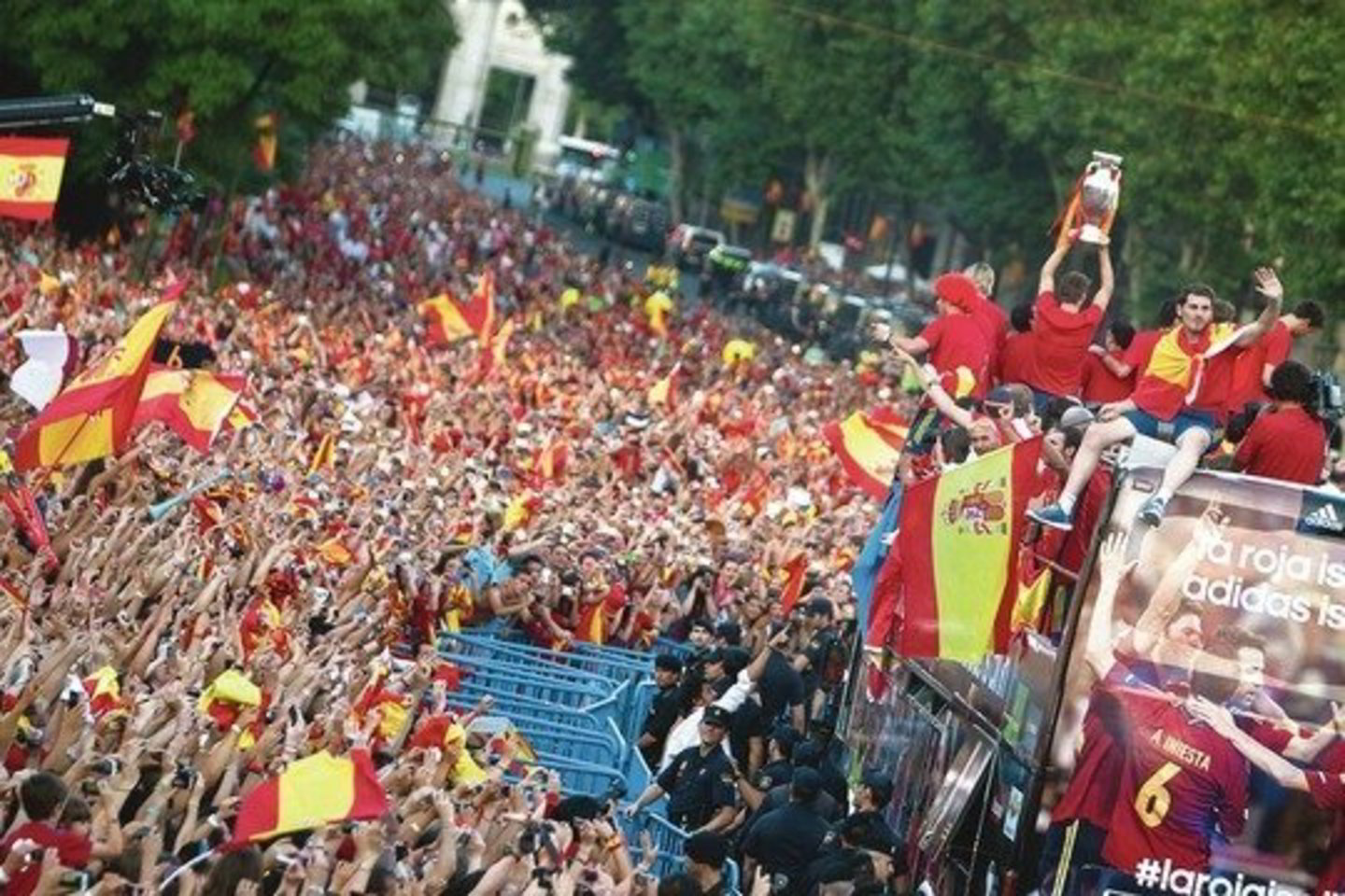 Europos čempionų taurę parvežusius Ispanijos futbolininkus pirmadienio vakare pagrindinėje Madrido aikštėje pasitiko kaip reta gausi aistruolių minia.<br>AP