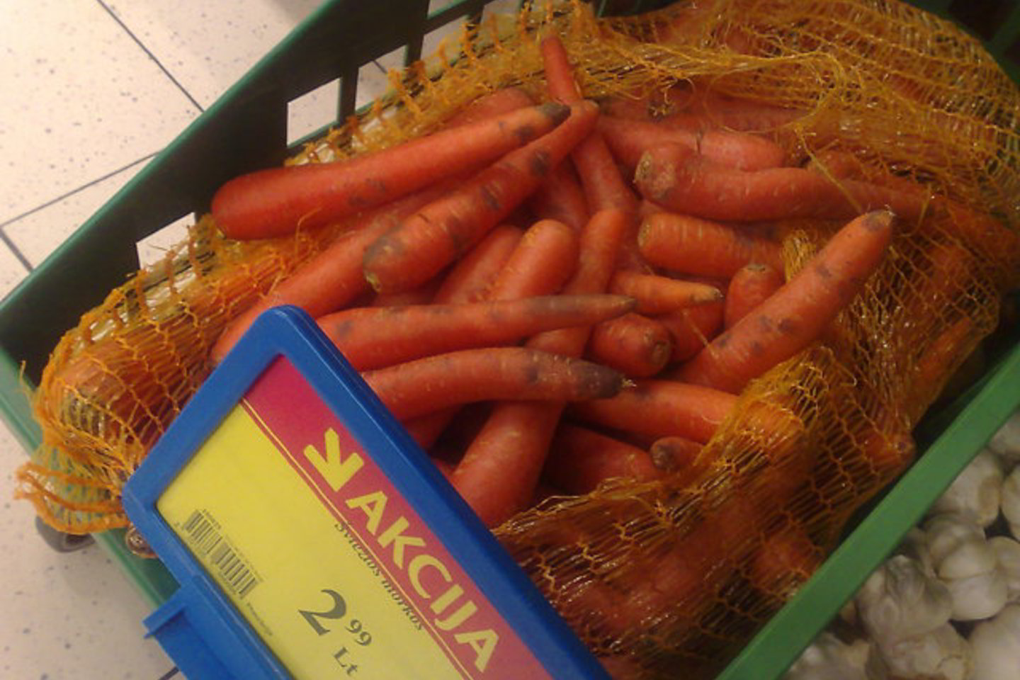Pirkėja piktinosi pajuodusiomis morkomis.