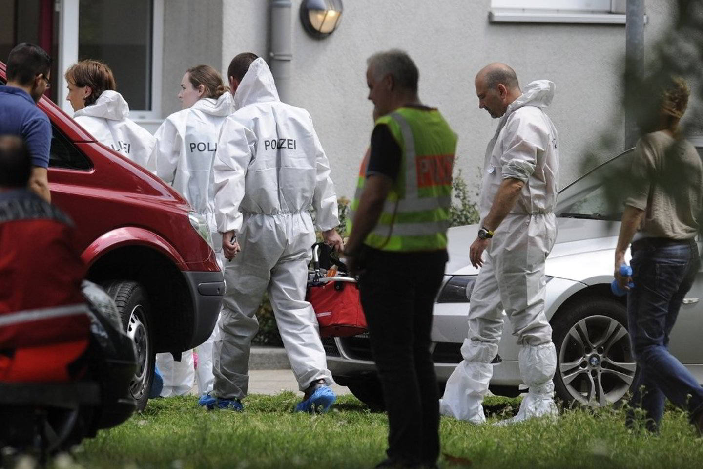 Policija į tą butą įsiveržė keturios valandos po dramos pradžios ir rado jame penkis lavonus.